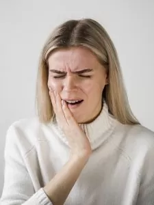 Read more about the article How to Deal with Tooth Sensitivity: Tips for a Pain-Free Smile