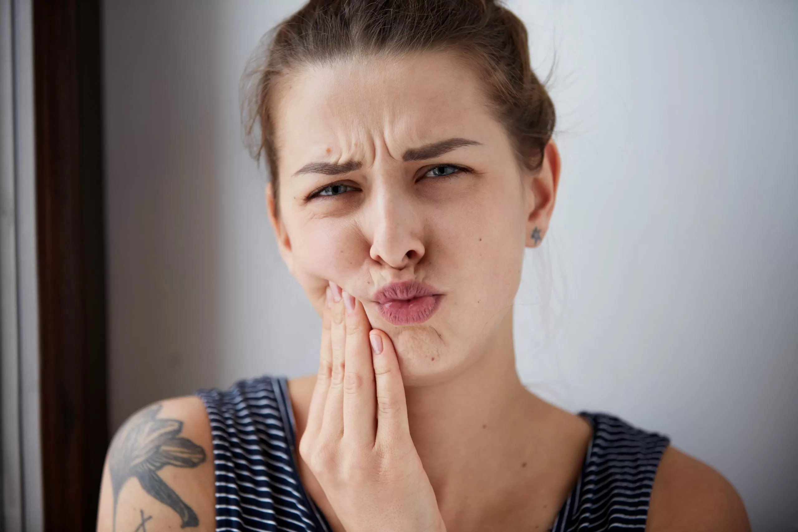 You are currently viewing Crushing the Habit: The Hidden Dangers of Chewing Ice